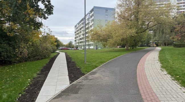 13. Chodník k lávce Březenecká